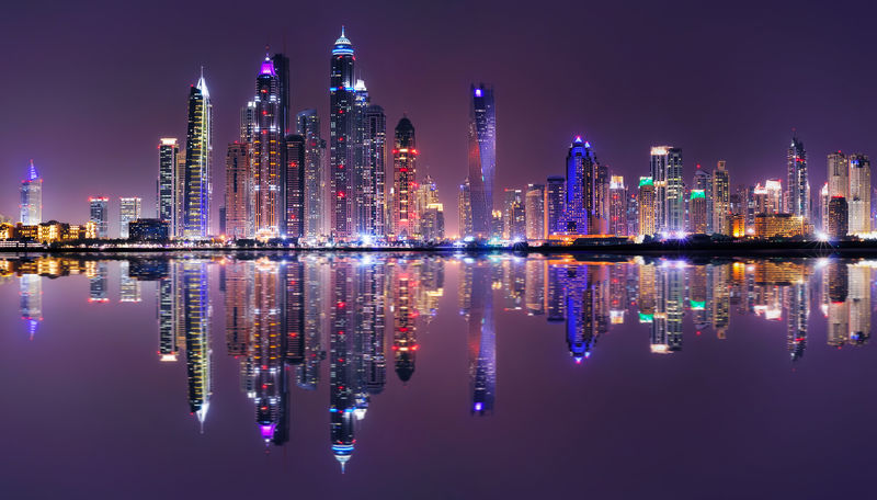 迪拜码头、迪拜、联合酋长国的迷人夜景