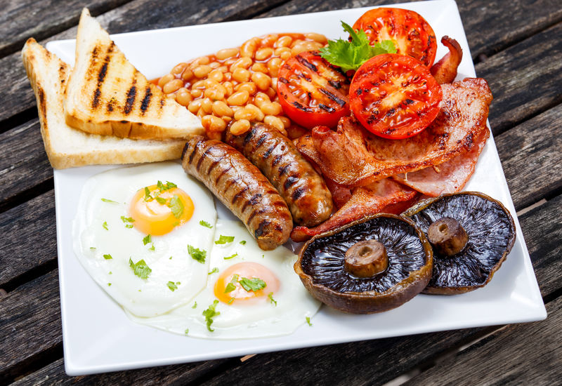 全英国早餐，培根，香肠，鸡蛋，豆类和蘑菇