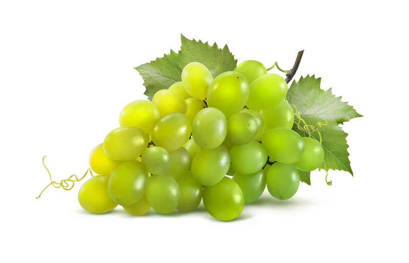 白色背景下的绿色葡萄和落叶