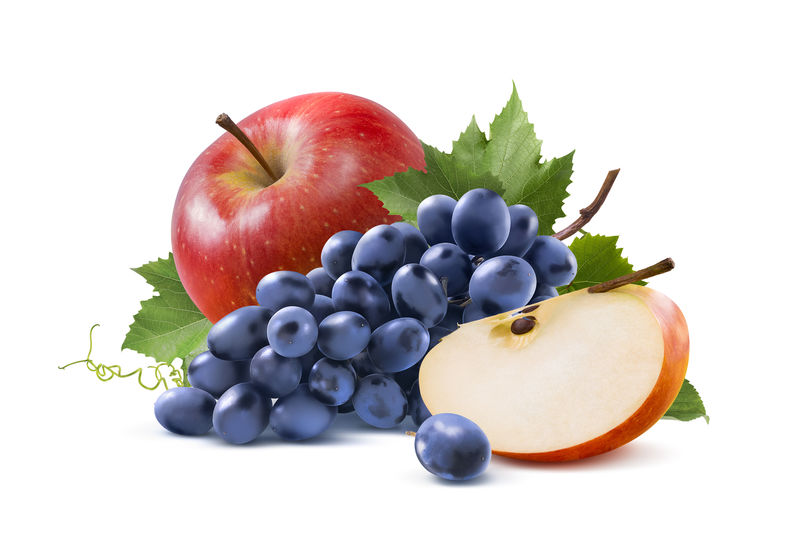 白底分离的红苹果和蓝葡萄