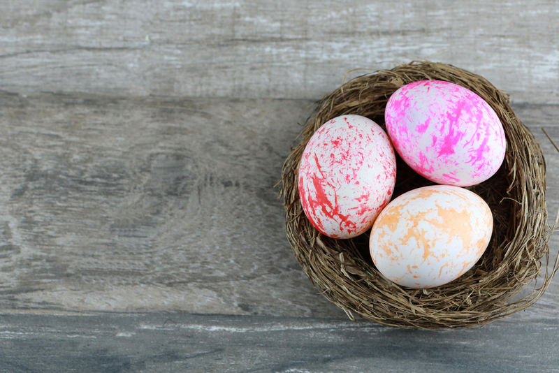 在复古时期的鸟巢中，将彩蛋和装饰过的复活节彩蛋组合在一起