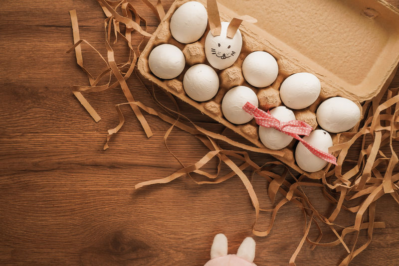 复活节，系着红丝带的彩蛋和彩蛋般的兔子fac