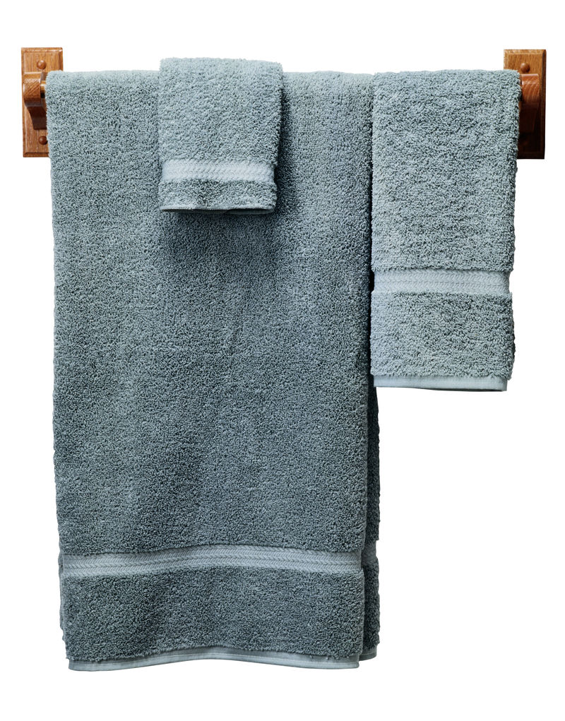 蓝色和灰色浴巾堆从雨果老板品牌店内陈列室