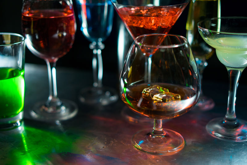 一杯干邑背景玻璃上各种颜色的饮料