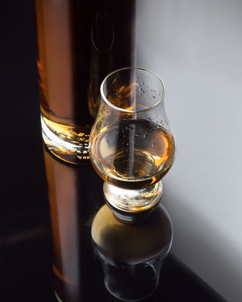 玻璃杯中的威士忌