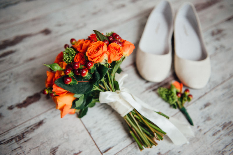 婚礼花束和鞋子-船上的花束