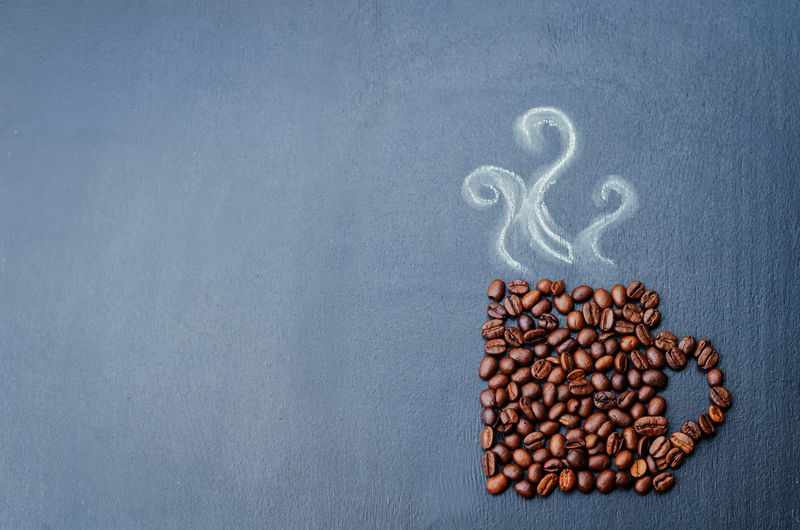 一杯咖啡形式的咖啡豆