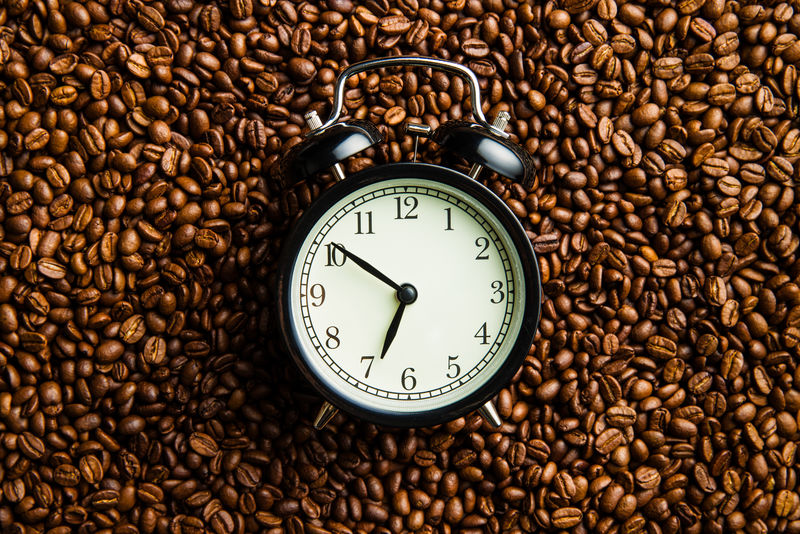 老式闹钟和咖啡豆