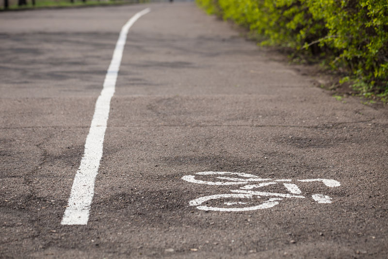 沥青上画的自行车道符号