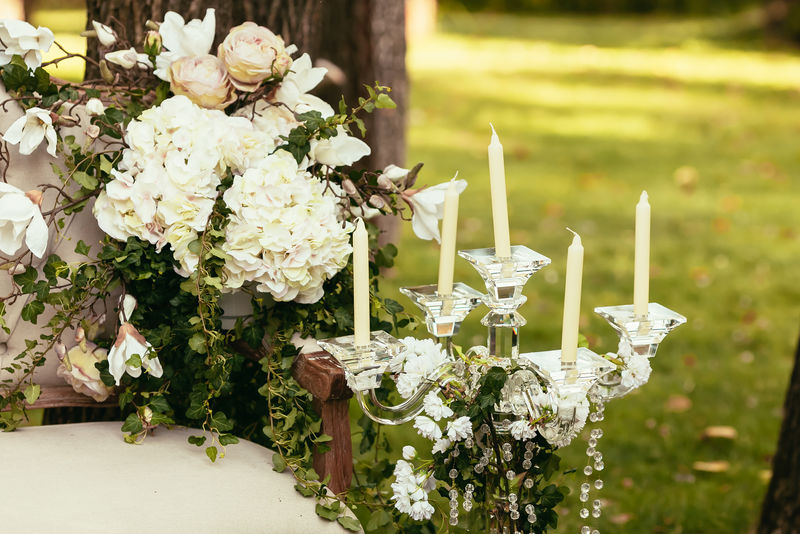 豪华的婚礼装饰，配有长凳和鲜花