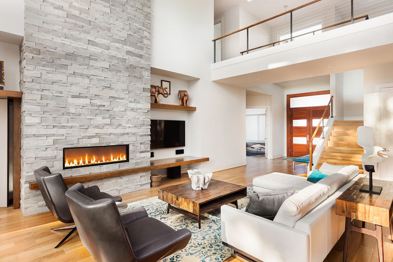 美丽的客厅内饰硬木地板和壁炉在新的豪华住宅
