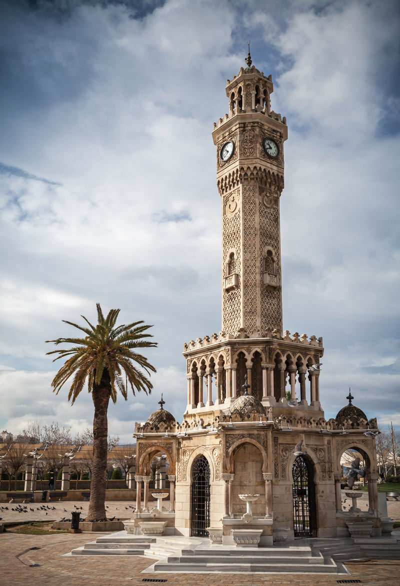 土耳其伊兹密尔有老钟楼的科纳克广场