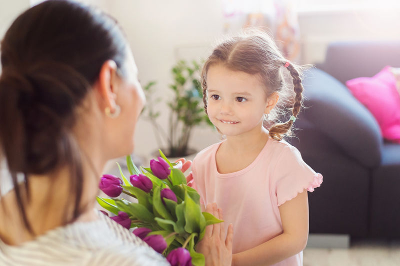 母亲节，小女孩给妈妈送花