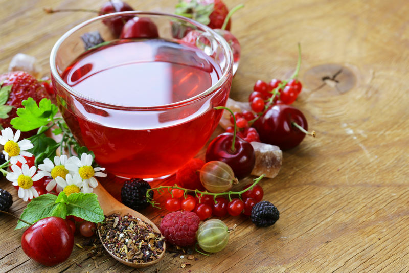 新鲜的红醋栗浆果茶，树莓和草莓