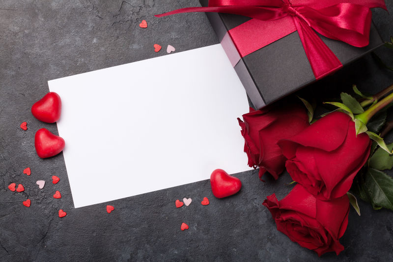 情人节贺卡，带礼品盒和玫瑰花