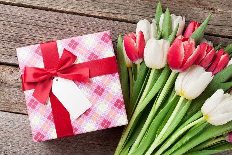 彩色郁金香花束和礼品盒