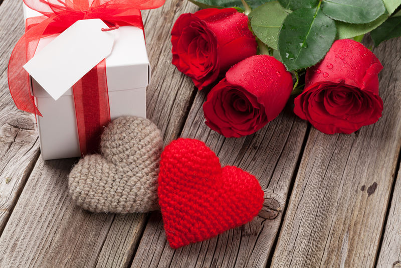 情人节礼品盒、玫瑰和红心