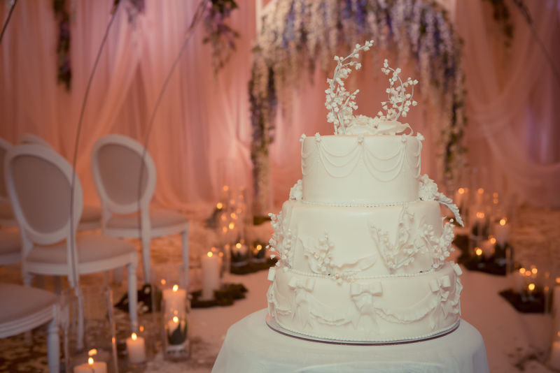 漂亮的白色结婚蛋糕