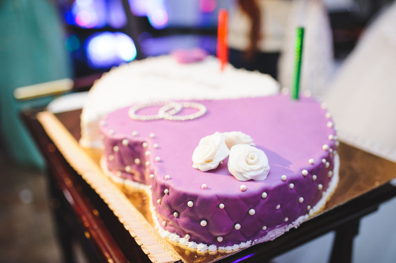 紫罗兰蛋糕上的奶油玫瑰