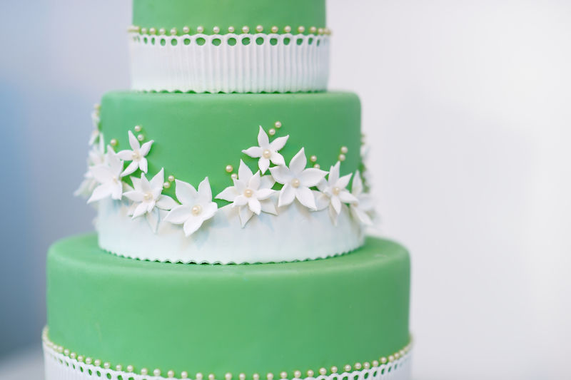 糖花装饰的绿色结婚蛋糕