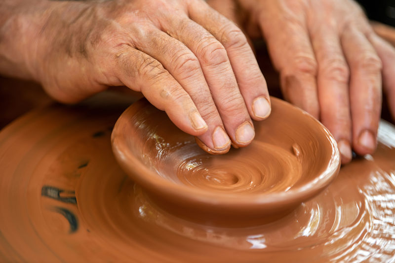陶工在陶工的轮子上做陶器