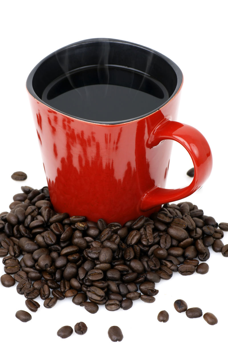 红咖啡杯和咖啡豆