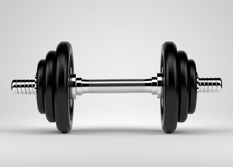 哑铃镀铬手柄。在健身房锻炼的重量。