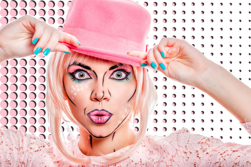 在彩色背景上戴着流行艺术风格粉红帽子的女孩。