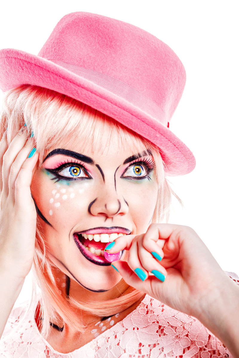 化妆风格流行艺术的女孩正在吃糖果。