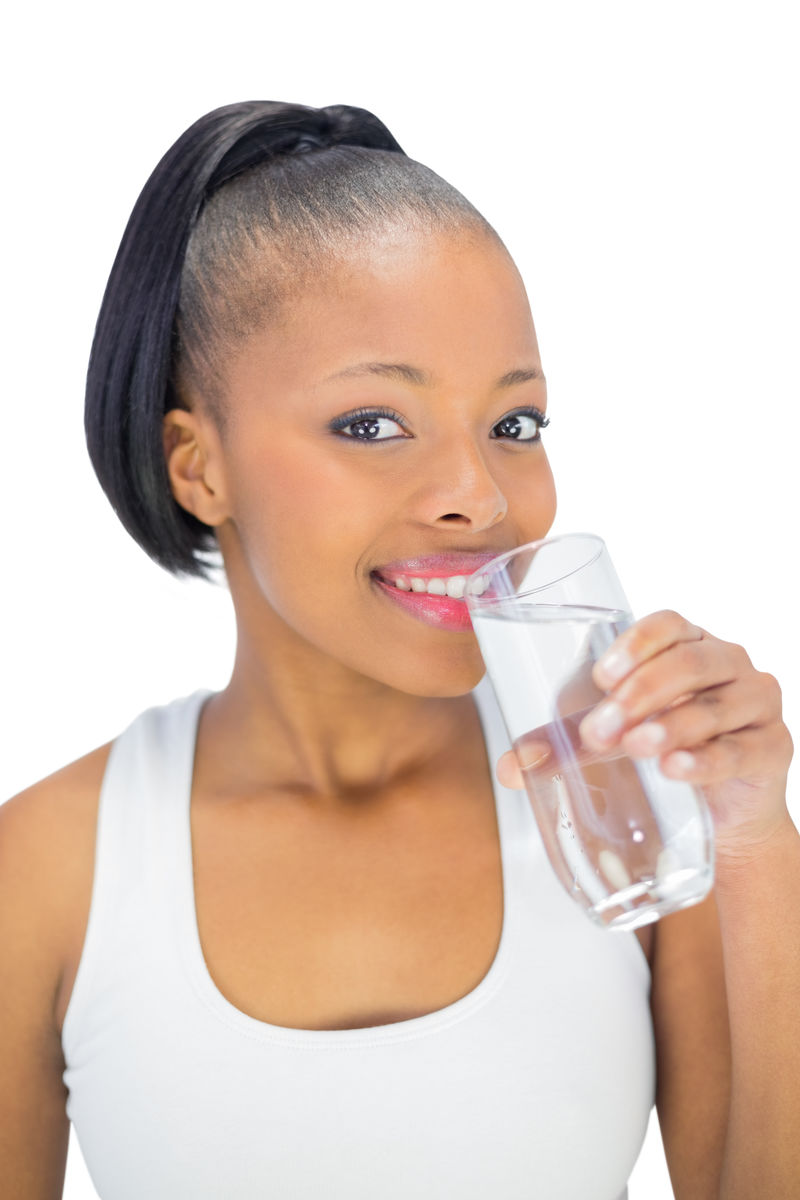 运动服中的微笑女子饮用水