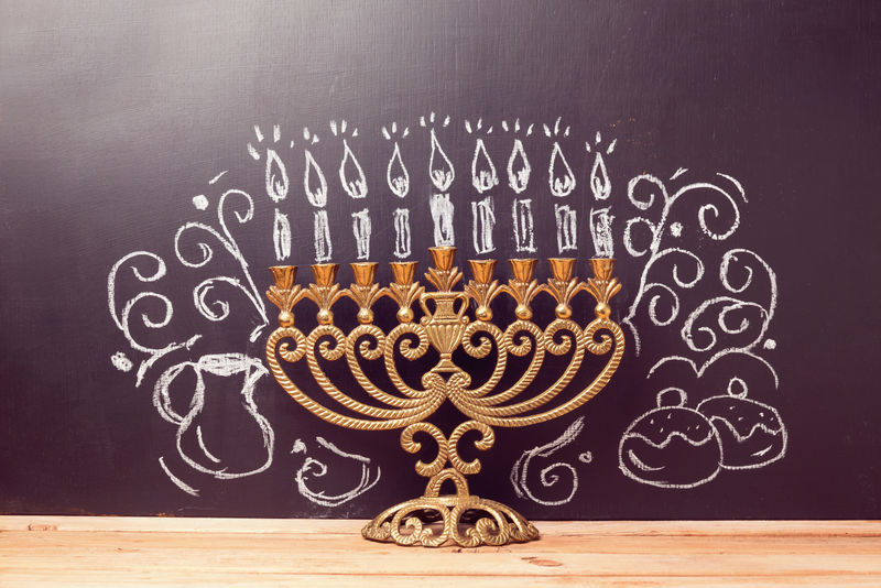 创意犹太节日光明节背景，带menorahl，黑板上有手绘