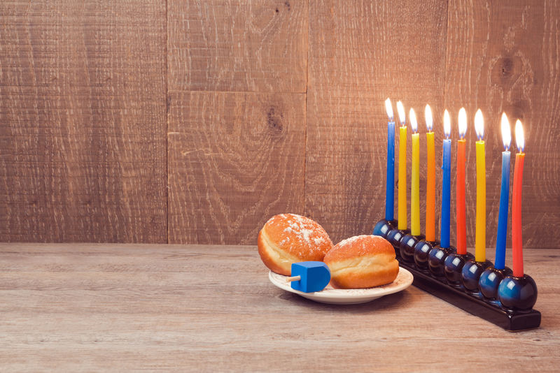 光明节（Hanukkah menorah），木质背景上有彩色蜡烛和苏非尼