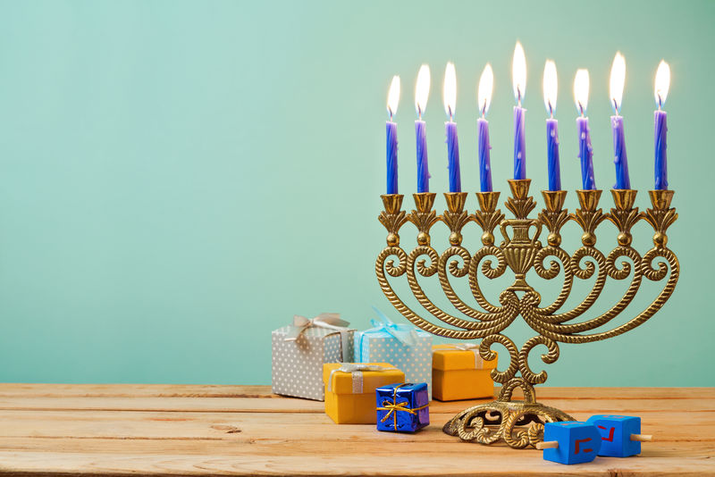 犹太教节日光明节背景，复古的烛台和木桌上的礼品盒