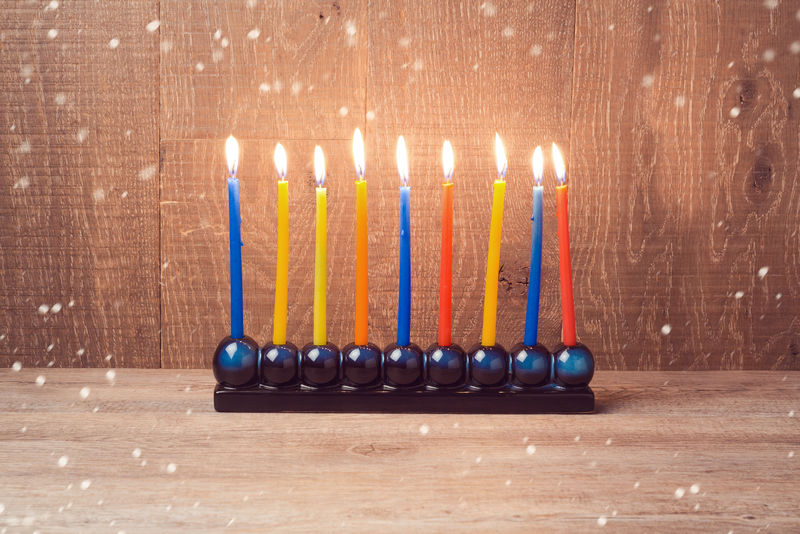 光明节（Hanukkah menorah），木质背景上有彩色蜡烛