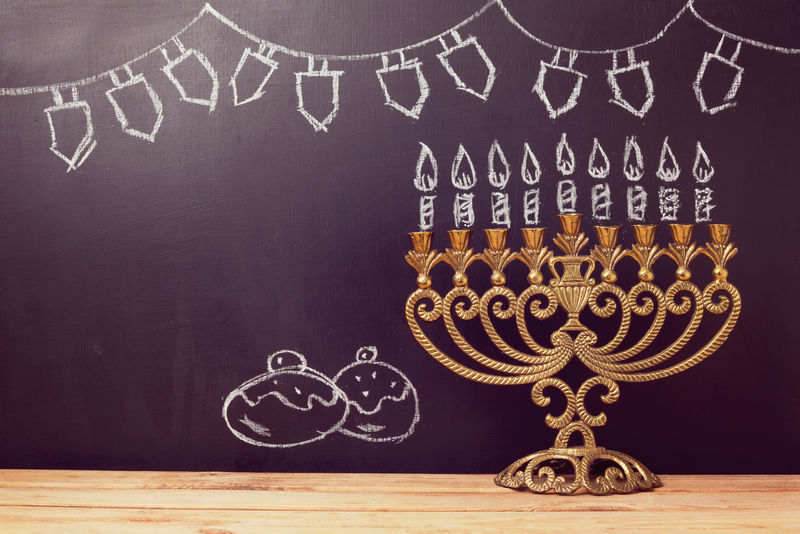犹太节日光明节背景，在黑板上画有menorah和手绘符号