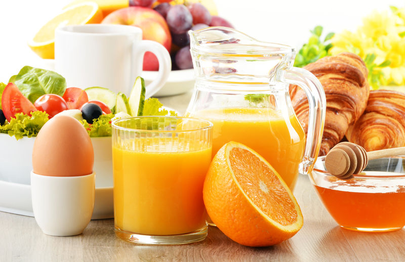 早餐包括咖啡、橙汁、牛角面包、鸡蛋、蔬菜
