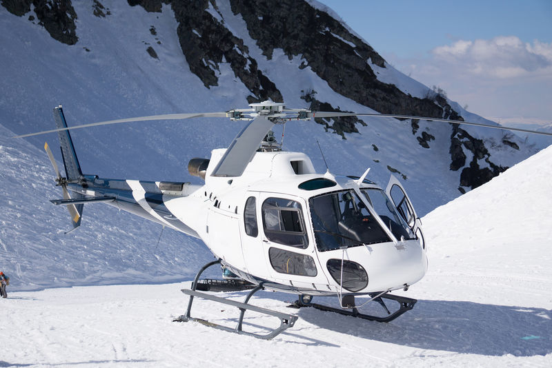 白色救援直升机停在山里