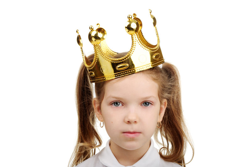 小女孩戴着皇冠