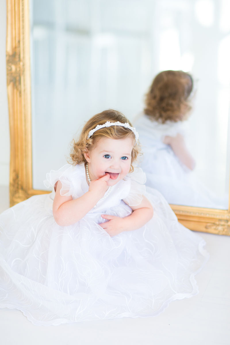 可爱的小女孩，穿着漂亮的白色连衣裙