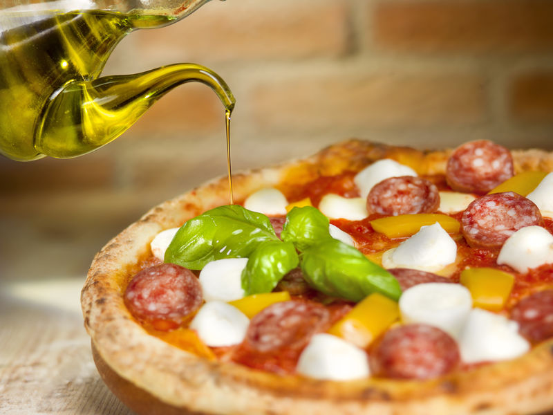 意大利披萨配番茄、马苏里拉、胡椒、意大利腊肠和罗勒