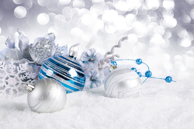 雪上装饰的蓝色圣诞球