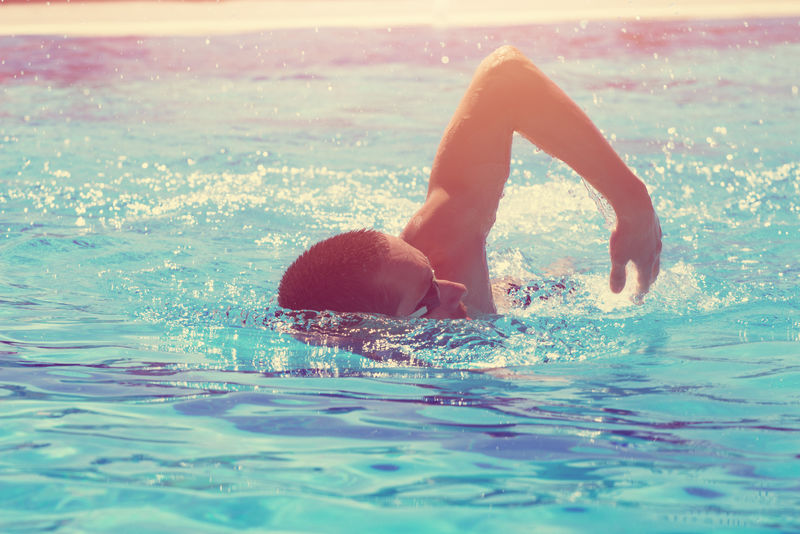 苗条的运动员游泳。