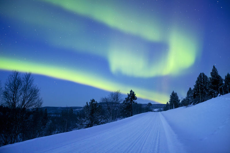 芬兰拉普兰冬季景观的北极光。