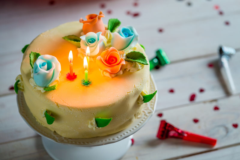 准备好吹蜡烛的漂亮生日蛋糕