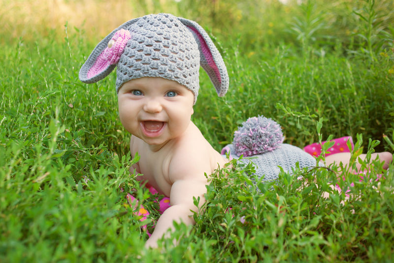 婴儿像兔子或羔羊一样穿着