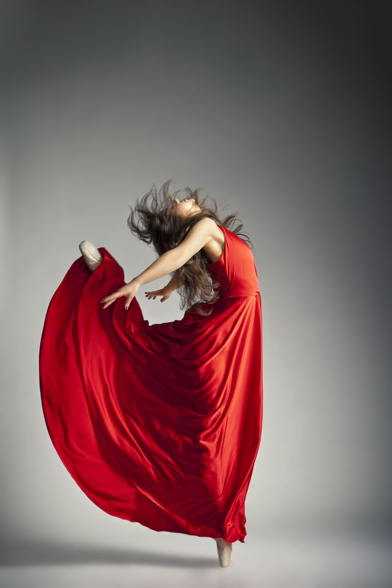 芭蕾舞演员穿红衣服，灰衣服
