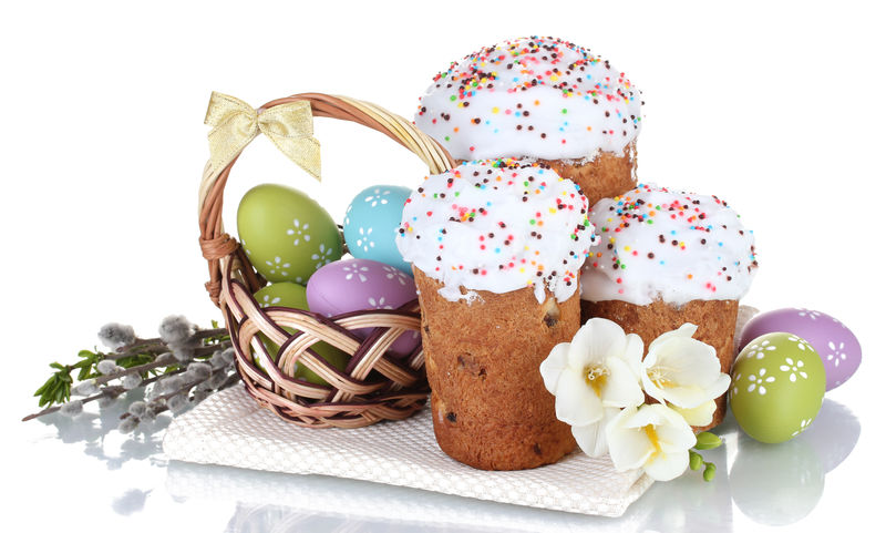 漂亮的复活节蛋糕，篮子里的彩蛋和鲜花