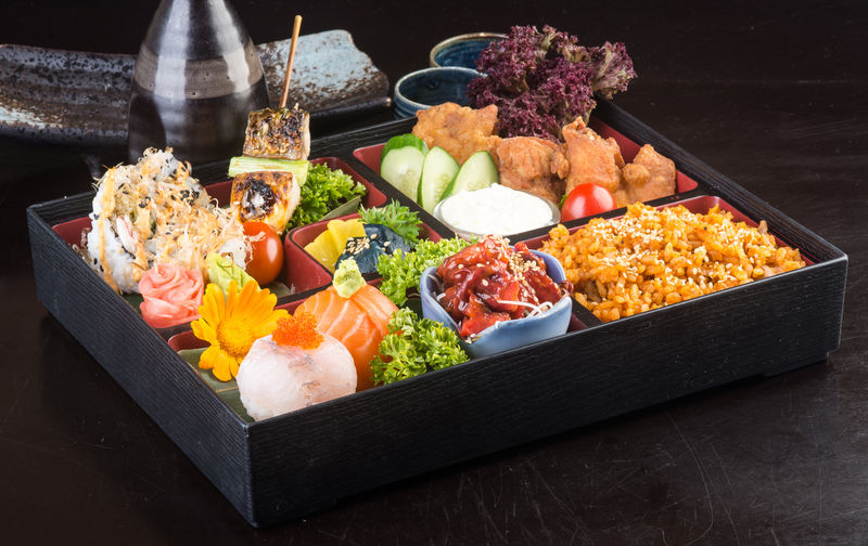 日本料理。背景上的午餐盒