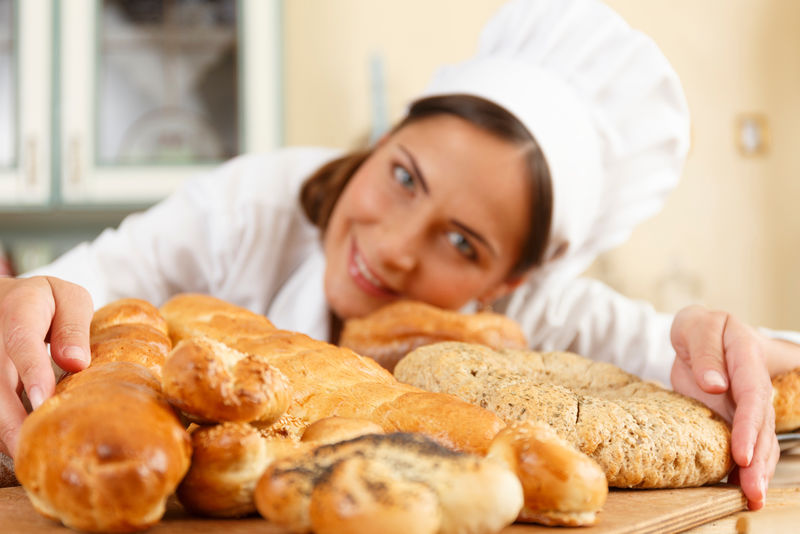 女人手拿着自制烘焙食品的盘子