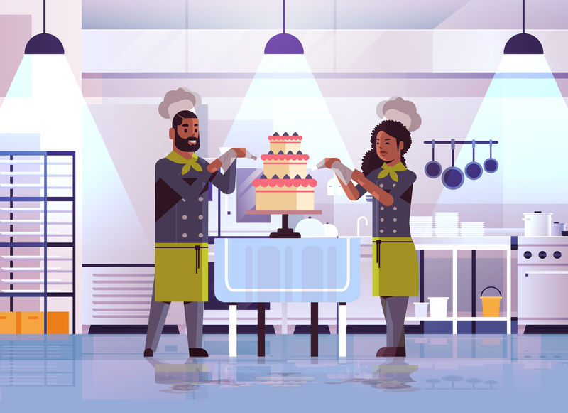 专业糕点厨师夫妇装饰美味的婚礼奶油蛋糕非洲裔美国女性男士制服烹饪食物概念平面现代餐厅内部全长水平
